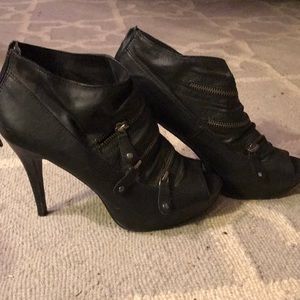 Simply Vera Wang platform peep toes!👀